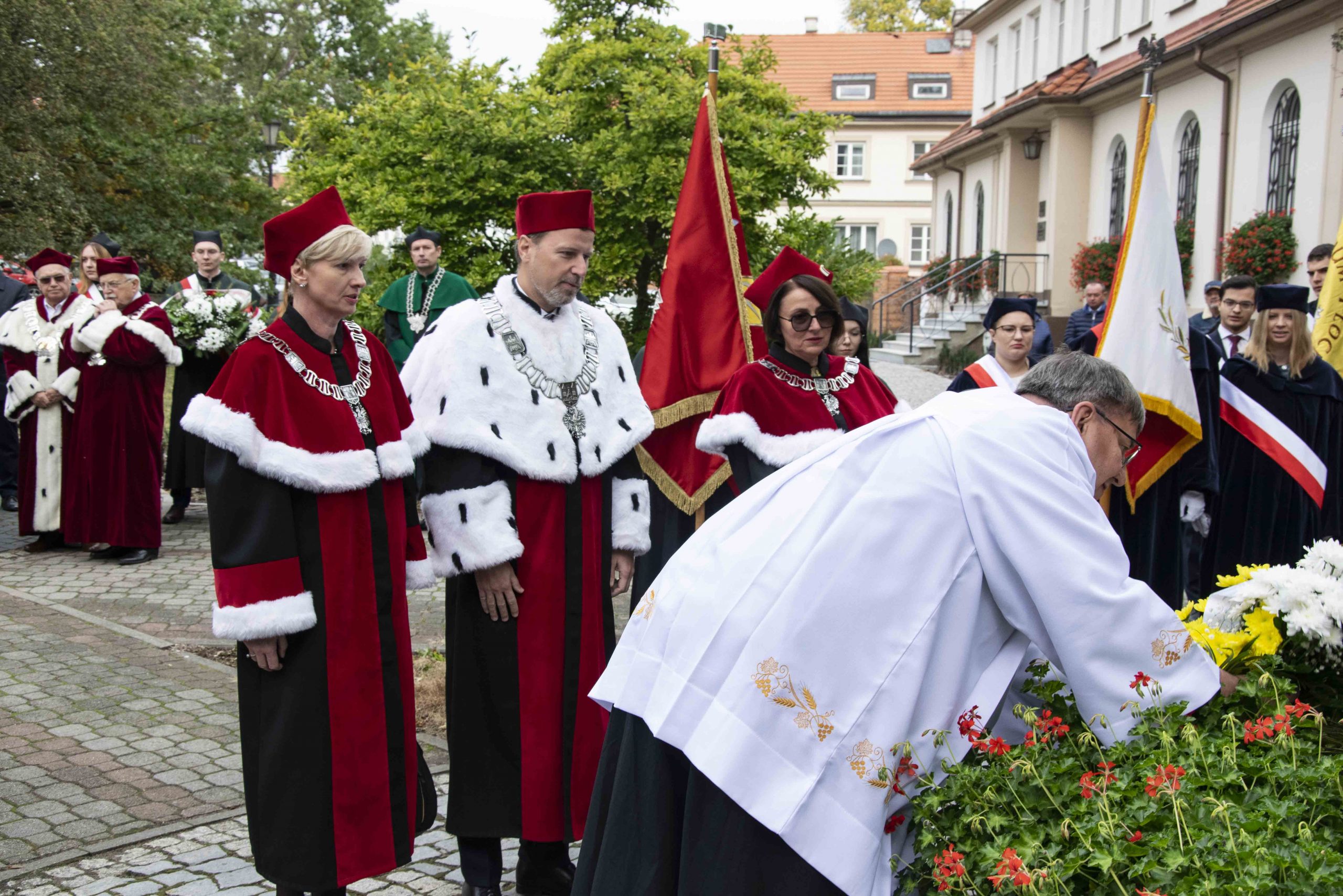 Złożenie kwiatów pod pomnikiem papieża Jana Pawła II